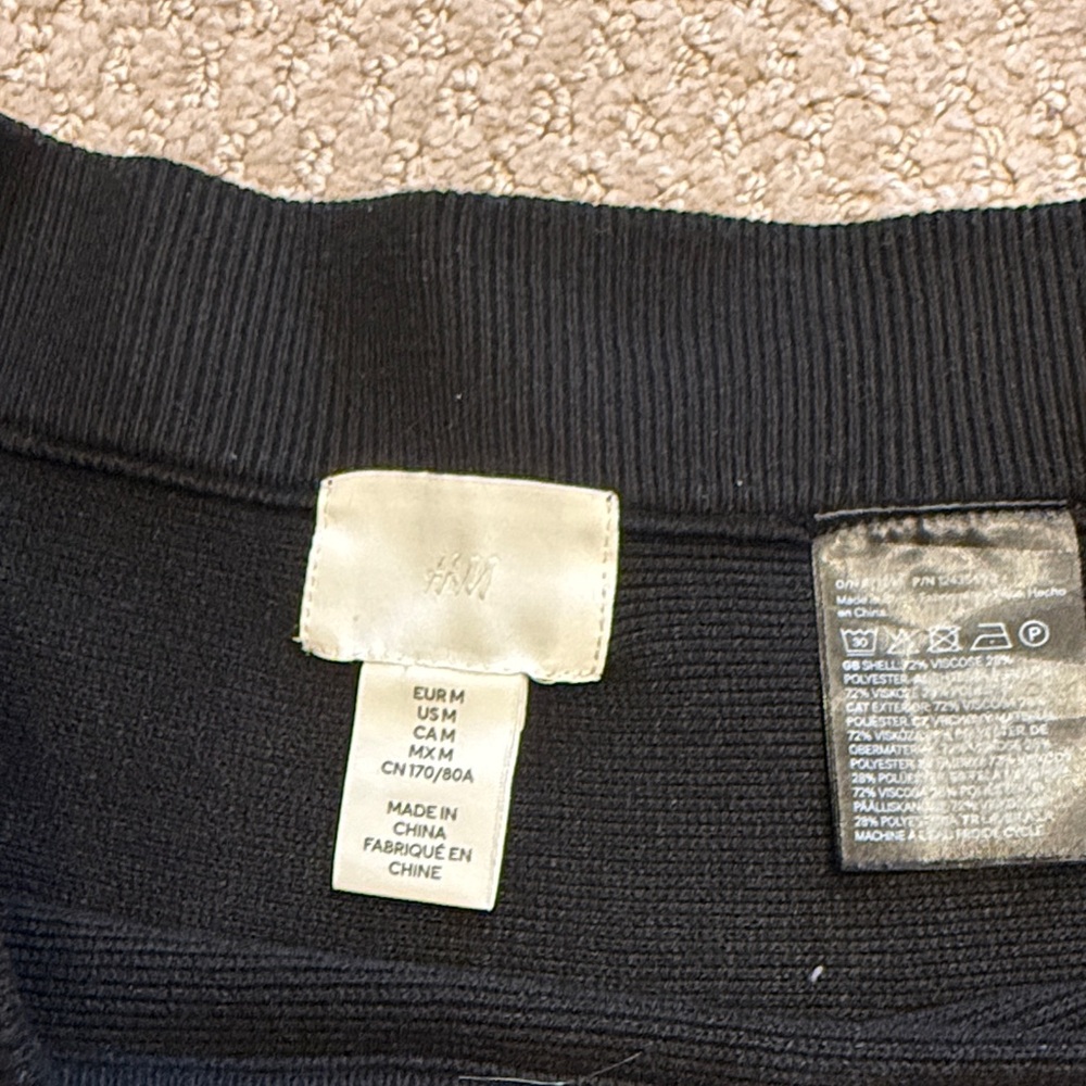 H&M mini Skirt - Picture 2 of 2